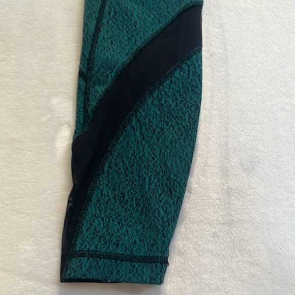 Lululemon 7/8 green and mesh leggings size 6 - Picture 10 of 15